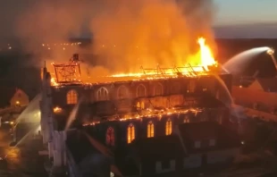 Großbrand in der Kirche der Unbefleckten Empfängnis im nordfranzösischen Saint-Omer / screenshot / YouTube / TF1 INFO