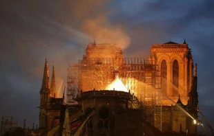 Feuerwehrleute löschen Flammen, die am Dach der Kathedrale Notre-Dame in Paris lodern.  / Francois Guillot/AFP/Getty Images