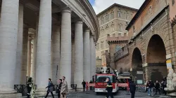 Großer Einsatz für ein kleines Wesen: Die Feuerwehr am Petersplatz am 15. Februar 2022 / Hannah Brockhaus / CNA Deutsch