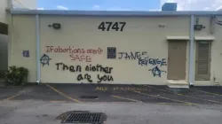 Lebensschutz-Zentrum in Hollywood, Florida, beschmiert mit Graffitis von Abtreibungsaktivisten / Dr. Grazie Pozo Christie