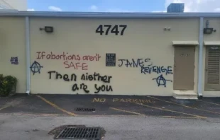 Lebensschutz-Zentrum in Hollywood, Florida, beschmiert mit Graffitis von Abtreibungsaktivisten / Dr. Grazie Pozo Christie