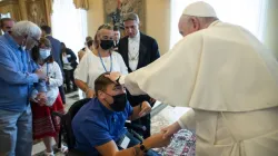 Papst Franziskus trifft sich mit Mitgliedern von Foi et Lumière am 2. Oktober 2021 / Vatican Media/CNA Deutsch