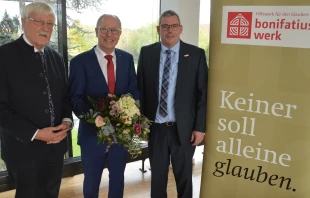 Bonifatiuswerk-Geschäftsführer Ingo Imenkämper (rechts) gratuliert Manfred Müller zur Wahl und verabschiedet Heinz Paus (links) aus dem Präsidentenamt / Bonifatiuswerk / Marius Thöne