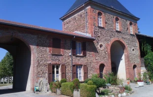 Pforte der Abtei von Chambarand / Pethrus / Wikimeda (CC BY-SA 4.0) 