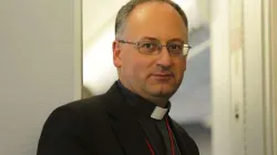 Der Chefredakteur von "Civilta Cattolica", Pater Antonio Spadaro SJ,  auf dem Flug des Papstes nach Quito am 5. Juli 2015.  / CNA / Alan Holdren