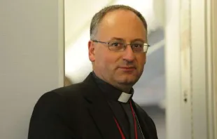 Der Chefredakteur von "Civilta Cattolica", Pater Antonio Spadaro SJ,  auf dem Flug des Papstes nach Quito am 5. Juli 2015.  / CNA / Alan Holdren