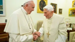 Papst Franziskus begrüßt Papst emeritus Benedikt XVI. am 21. Dezember 2018. / Vatican Media