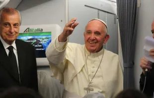 Papst Franziskus agiert mit Journalisten bei einem seiner "fliegenden Pressekonferenzen" / CNA / Alan Holdren