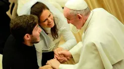 Papst Franziskus mit einem frisch verheirateten Ehepaar / CNA / Daniel Ibanez