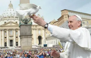 Papst Franziskus mit einer Taube, dem Symbol des Friedens, am Petersplatz / L‘Osservatore Romano