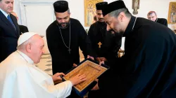 Papst Franziskus mit orthodoxen Geistlichen am Vormittag des 23. Februar 2023 / Vatican Media