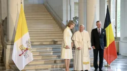 Papst Franziskus mit dem König der Belgier, Philippe, und dessen Ehefrau Mathilde / Vatican Media