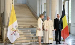 Papst Franziskus mit dem König der Belgier, Philippe, und dessen Ehefrau Mathilde / Vatican Media