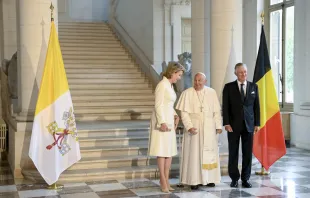 Papst Franziskus mit dem König der Belgier, Philippe, und dessen Ehefrau Mathilde / Vatican Media