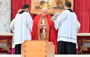 Papst Franziskus beim Requiem für Papst Benedikt XVI. vor dem Sarg, 5. Januar 2023 / Vatican Media