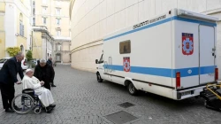 Papst Franziskus mit neuem Krankenwagen für die Ukraine / Dikasterium für den Dienst der Nächstenliebe