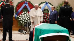 Papst Franziskus am 24. September vor dem Sarg von Giorgio Napolitano / Vatican Media
