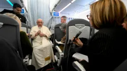 Papst Franziskus bei der fliegenden Pressekonferenz auf dem Rückflug von Budapest nach Rom am 30. April 2023 / Vatican Media