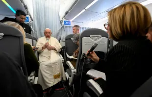 Papst Franziskus bei der fliegenden Pressekonferenz auf dem Rückflug von Budapest nach Rom am 30. April 2023 / Vatican Media