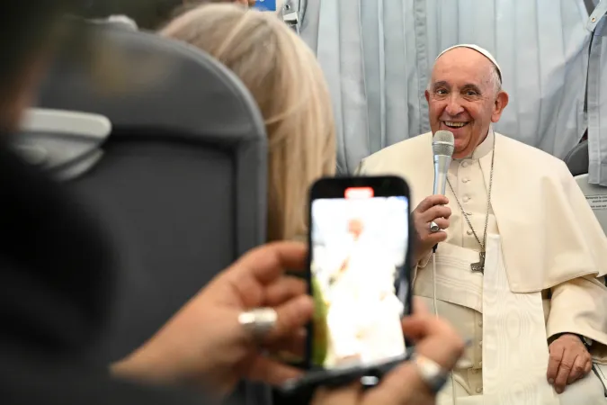 Papst Franziskus bei der fliegenden Pressekonferenz auf dem Rückflug von Budapest nach Rom am 30. April 2023