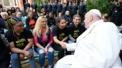 Papst Franziskus mit Insassen eines Frauengefängnisses in Venedig / Vatican Media
