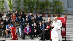 Papst Franziskus mit jungen Menschen in Venedig / Vatican Media