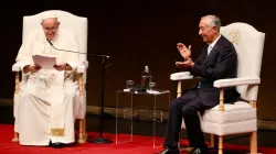 Papst Franziskus und der portugiesische Präsident Marcelo Rebelo de Sousa am 2. August 2023 in Lissabon / Daniel Ibáñez / CNA Deutsch