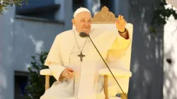 Papst Franziskus am 3. August 2023 vor Studenten an der Katholischen Universität Lissabon im Rahmen des Weltjugendtags / Daniel Ibáñez / CNA Deutsch