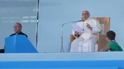 Papst Franziskus am 3. August 2023 beim Weltjugendtag in Lissabon / Daniel Ibáñez / CNA Deutsch