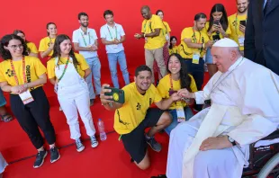 Papst Franziskus mit freiwilligen Helfern des Weltjugendtags in Lissabon am 6. August 2023 / Vatican Media