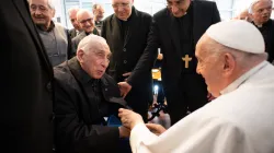 Papst Franziskus mit einem alten Priester / Vatican Media