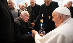 Papst Franziskus mit einem alten Priester / Vatican Media