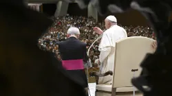 Papst Franziskus segnet Menschenmenge / Vatican Media