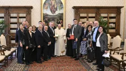 Papst Franziskus mit der Gruppe „Pasqua Together 2025“ / Vatican Media