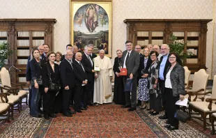 Papst Franziskus mit der Gruppe „Pasqua Together 2025“ / Vatican Media