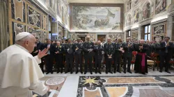 Papst Franziskus mit Beamten der italienischen „Guardia di Finanza“ / Vatican Media