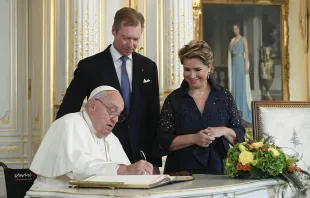 Papst Franziskus mit Großherzog Henri von Luxemburg und dessen Ehefrau Maria Teresa / Vatican Media / EWTN News