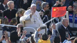 Chinesische Flagge und Papst Franziskus / Vatican Media