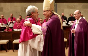 Friedensgruß: Domkapitular Josef Kreiml und Bischof Voderholzer in der Advents-Vesper / Jakob Schötz / Bistum Regensburg