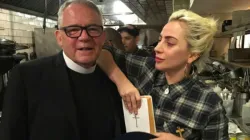 Der Priester und Lady Gaga / Facebook via ChurchPOP