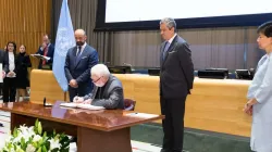 Erzbischof Gallagher bei der Unterzeichnung des UN-Vertrags über Nuklearwaffen. / Ständige Vertretung des Heiligen Stuhls
