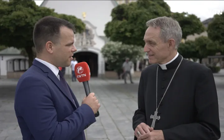 Erzbischof Georg Gänswein im Gespräch mit EWTN News vor der Gnadenkapelle in Altötting