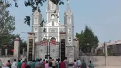 Katholiken beten vor der Kirche in Nanma im Juni 2019 / Bitter Winter