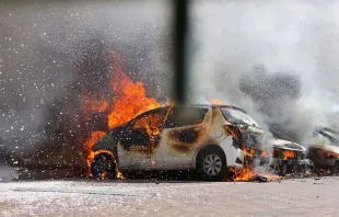 Autos brennen nach einem Raketenangriff aus dem Gazastreifen in Ashkelon, Südisrael, am 7. Oktober 2023. / Ahmad Gharabali/AFP via Getty Images