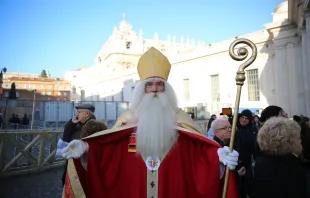 Der Nikolaus auf dem Petersplatz am 2. Dezember 2015 / CNA/Daniel Ibanez