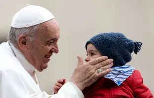 Papst Franziskus segnet ein Kind bei der Generalaudienz am 15. Mai 2019 / Daniel Ibanez / CNA Deutsch