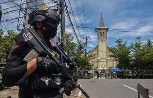 Ein indonesischer Polizist steht Wache vor einer Kirche nach einer Explosion in Makassar am 28. März 2021.  / Indra Abriyanto/AFP via Getty Images