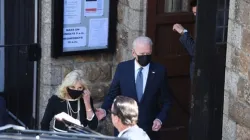 US-Präsident Joe Biden und First Lady Jill Biden verlassen die Messe in St Ives, Cornwall, während des G7-Gipfels am 13. Juni 2021 
 / Daniel Leal-Olivas/AFP via Getty Images.
