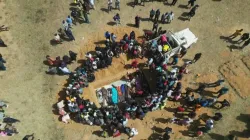 Dieses Bild aus einem AFPTV-Video des nigerianischen Dorfes Maiyanga vom 27. Dezember 2023 zeigt Familien, die ihre bei tödlichen Angriffen bewaffneter Gruppen im Bundesstaat Plateau getöteten Angehörigen in einem Massengrab bestatten. Die Zahl der Todesopfer einer Reihe von Angriffen auf Dörfer in Zentralnigeria ist nach Angaben der örtlichen Behörden auf fast 200 gestiegen. / Kim Masara/AFPTV/AFP via Getty Images