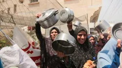 Demonstration vertriebener Palästinenser, die leere Töpfe und Pfannen tragen, um mehr Hilfsgüter und Treibstoff für den Gazastreifen zu fordern, halten die Menschen in Deir al-Balah, im Zentrum des Gazastreifens, am Donnerstag, den 25. April 2024. / SAEED JARAS/Middle East Images/AFP via Getty Images